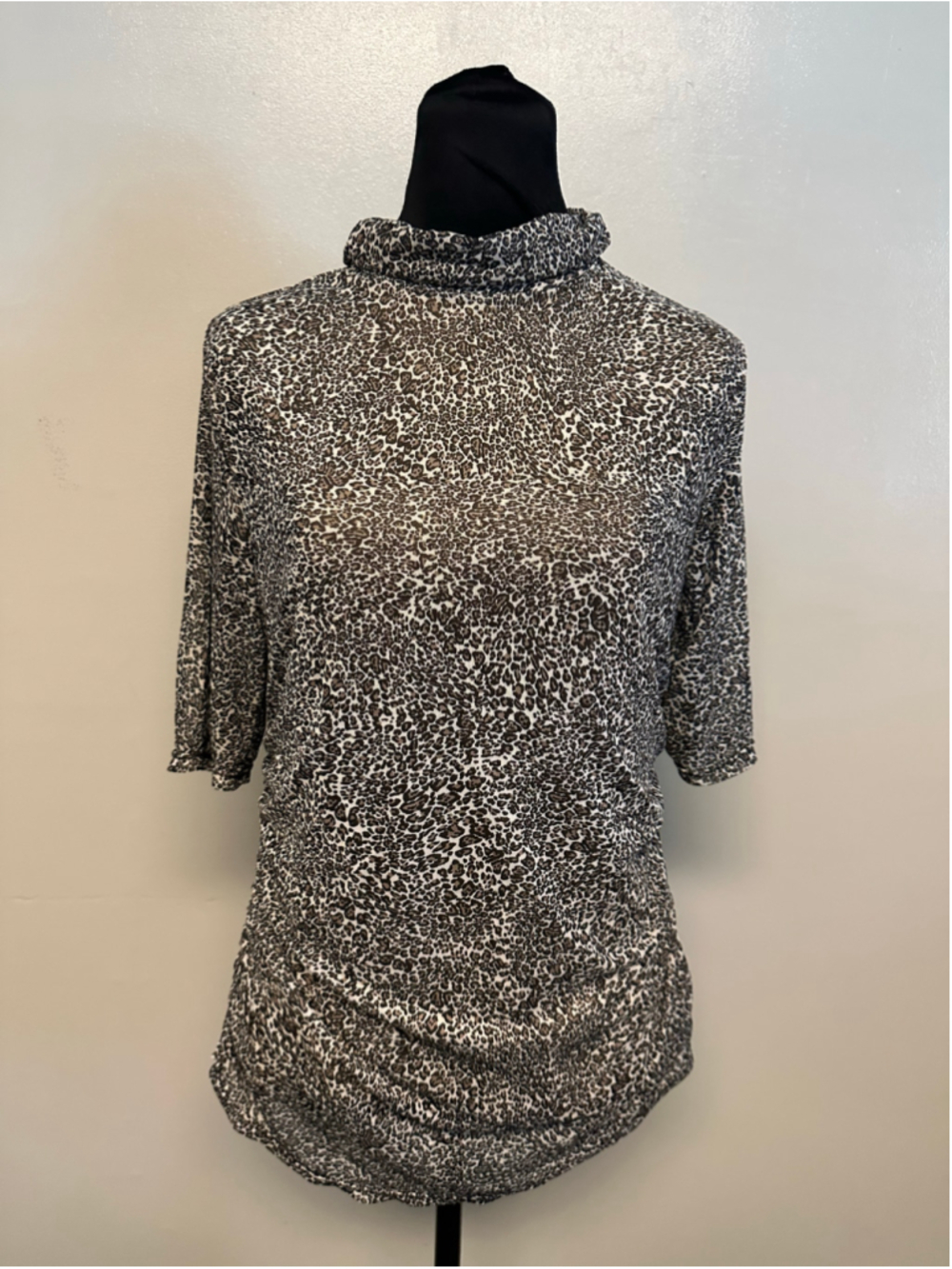 Cable & gauge Short Sleeve Mock Neck Top, Size XL Black and White Cheetah Print
